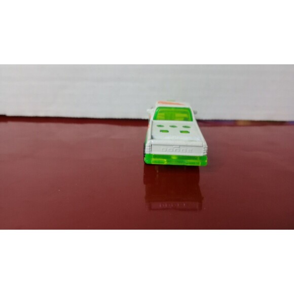 1993 MATCHBOX SPARKERS WHITE & GREEN DODGE DAKOTA REV'EM UP & WATCH SPARKS FLY - Picture 3 of 7